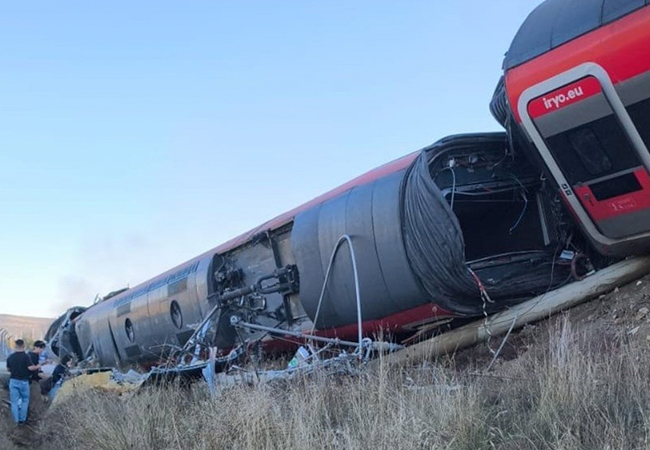 Choque de trenes en España causó al menos 30 muertos